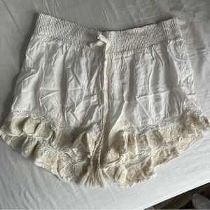 Z&L Europe White Flowy Ruffled Hem Tassel Shorts